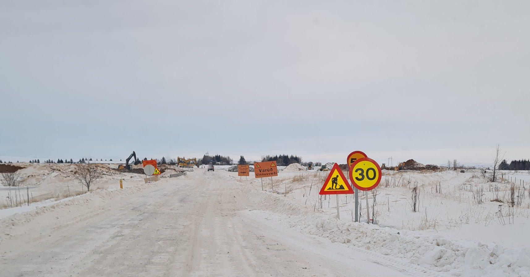 Unnið er að jarðvegsrannsóknum fyrir undirstöður brúarinnar, aðstöðusköpun og jarðvegsskipti í vegstæði Hringvegar (1) austan Ölfusár.