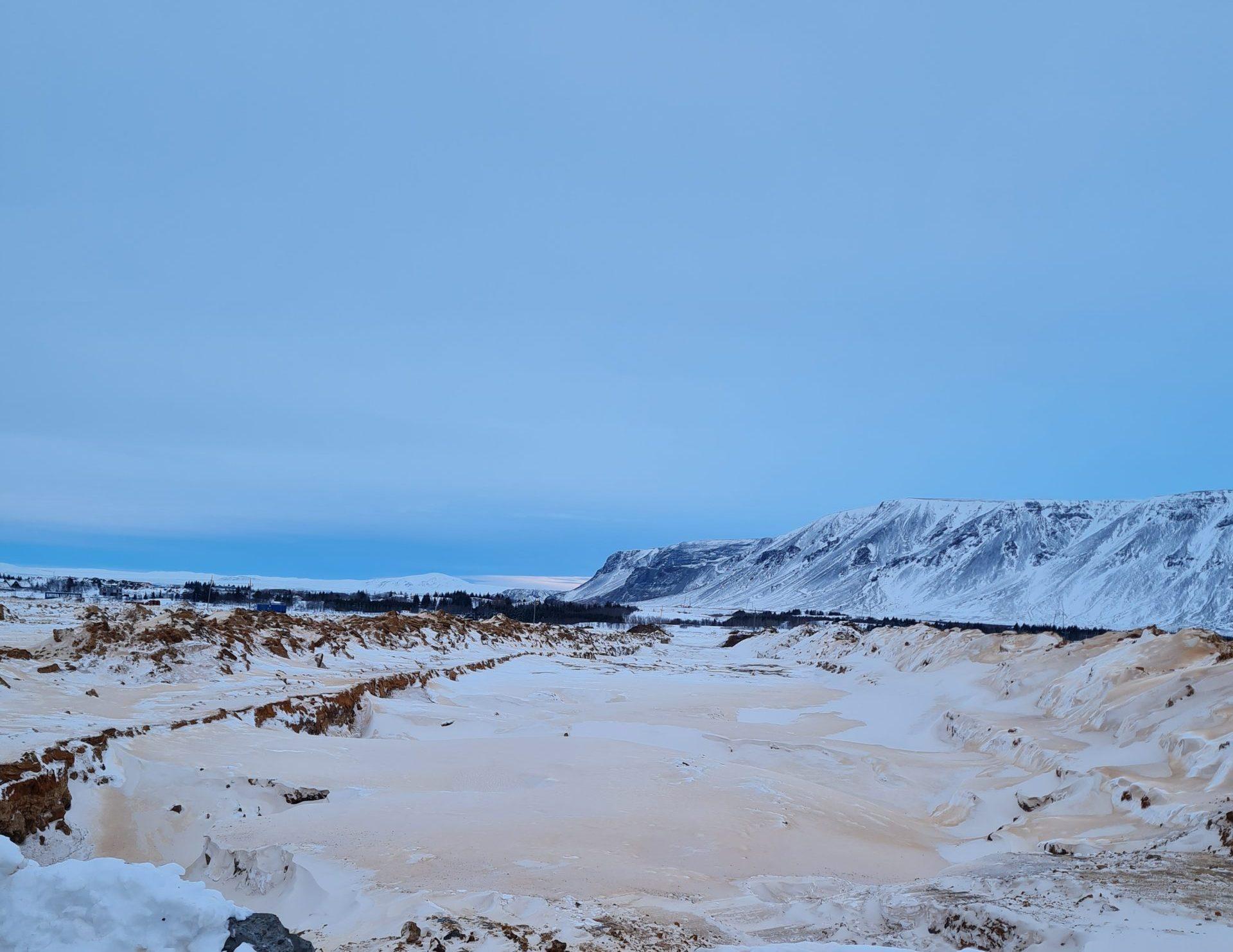 Þegar veður leyfir verður farið með tækjabúnað á pramma út í Efri-Laugardælaeyju.