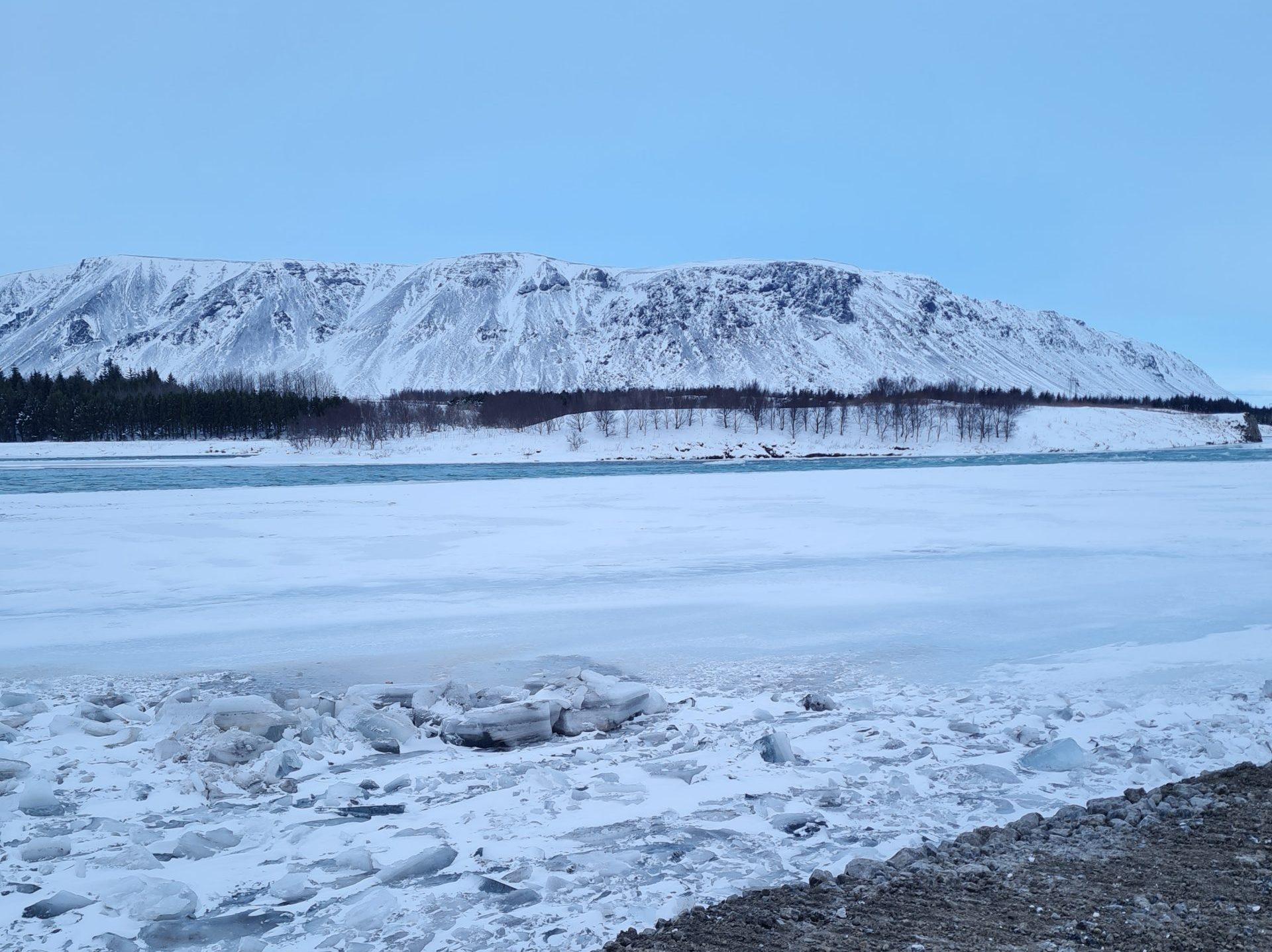  Fljótlega hefst vinna við vegskeringar vestan árinnar. Því þarf að loka göngustígum að skógræktinni en unnið er að útfærslu hjáleiðar.