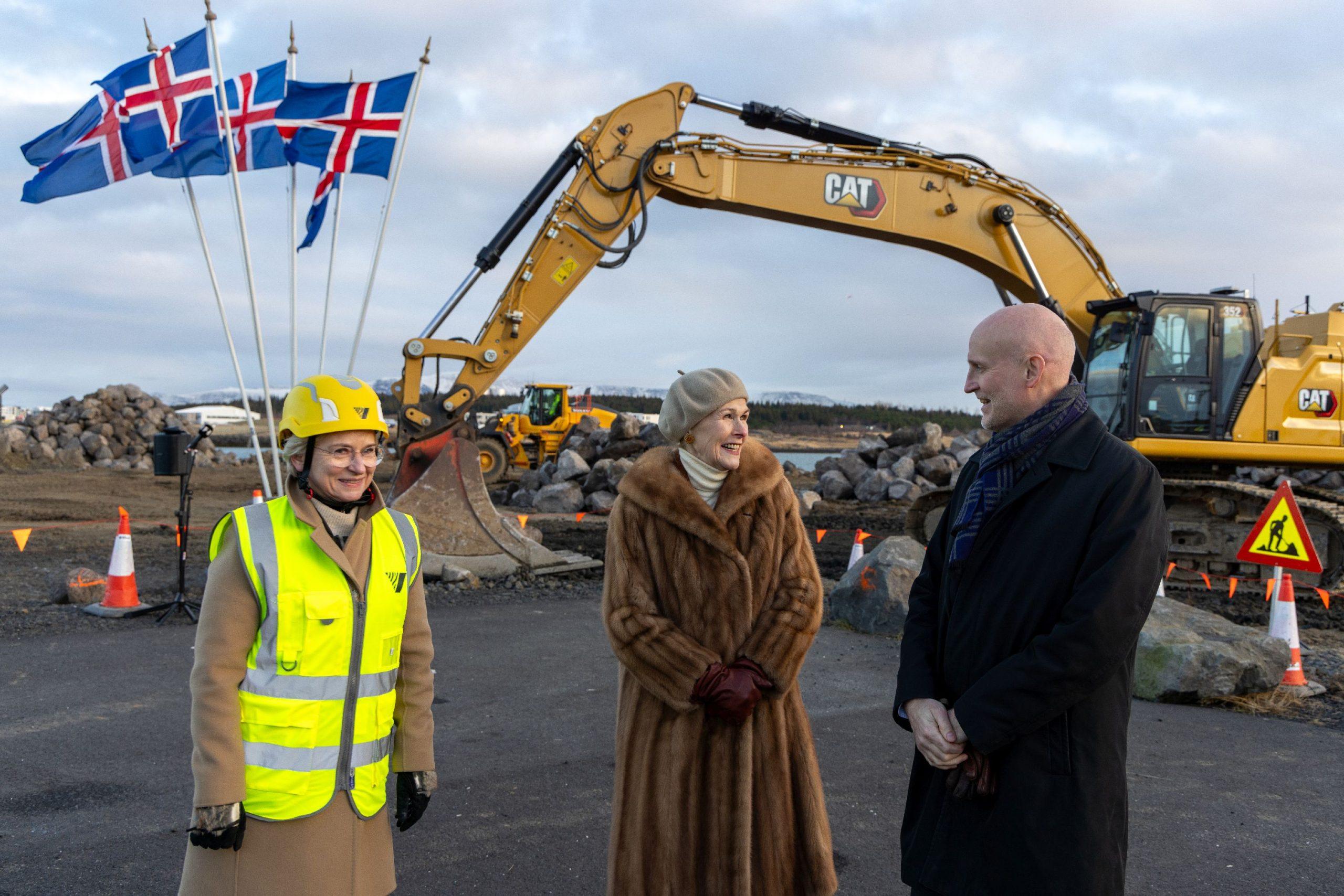 Bergþóra Þorkelsdóttir ásamt Ragnhildi Hjaltadóttur, formanni stjórnar Betri samgangna og Eyjólfi Ármannssyni samgönguráðherra.