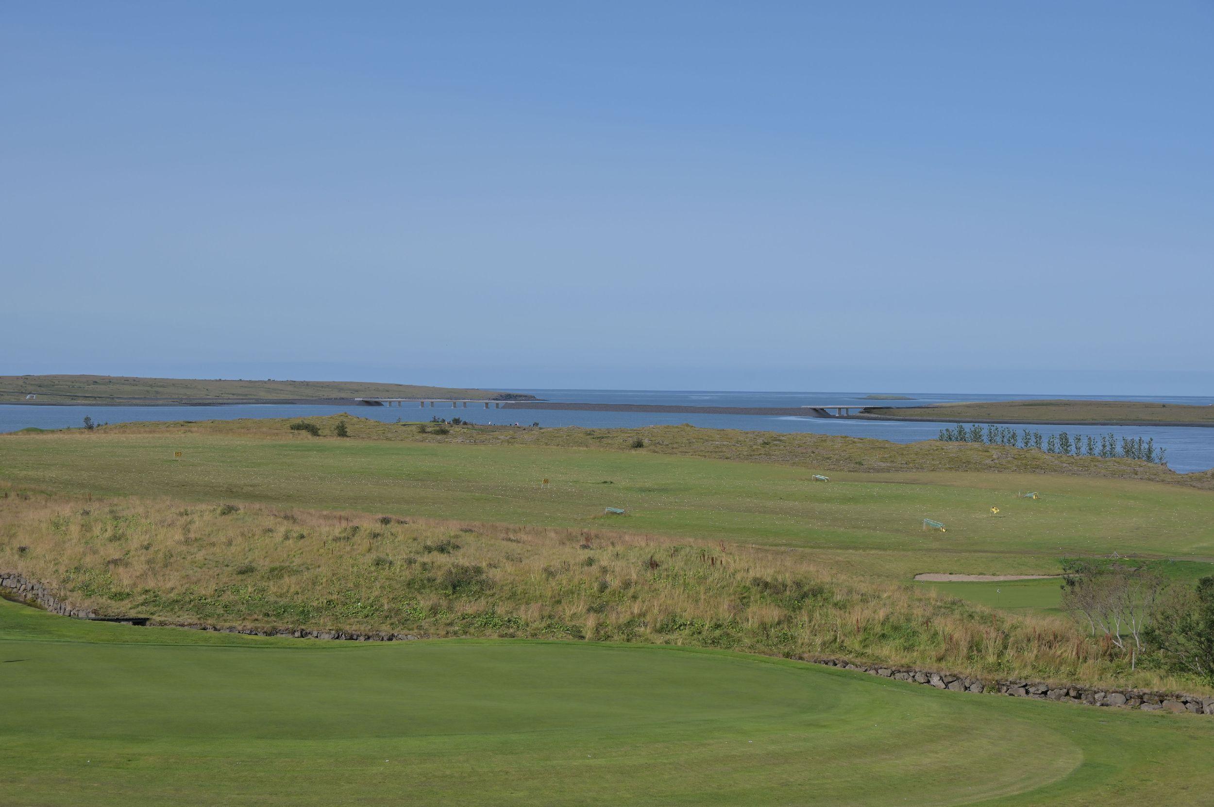 Tölvugerð mynd af Sundabraut, séð frá golfvellinum við Leiruvog í Mosfellsbæ.