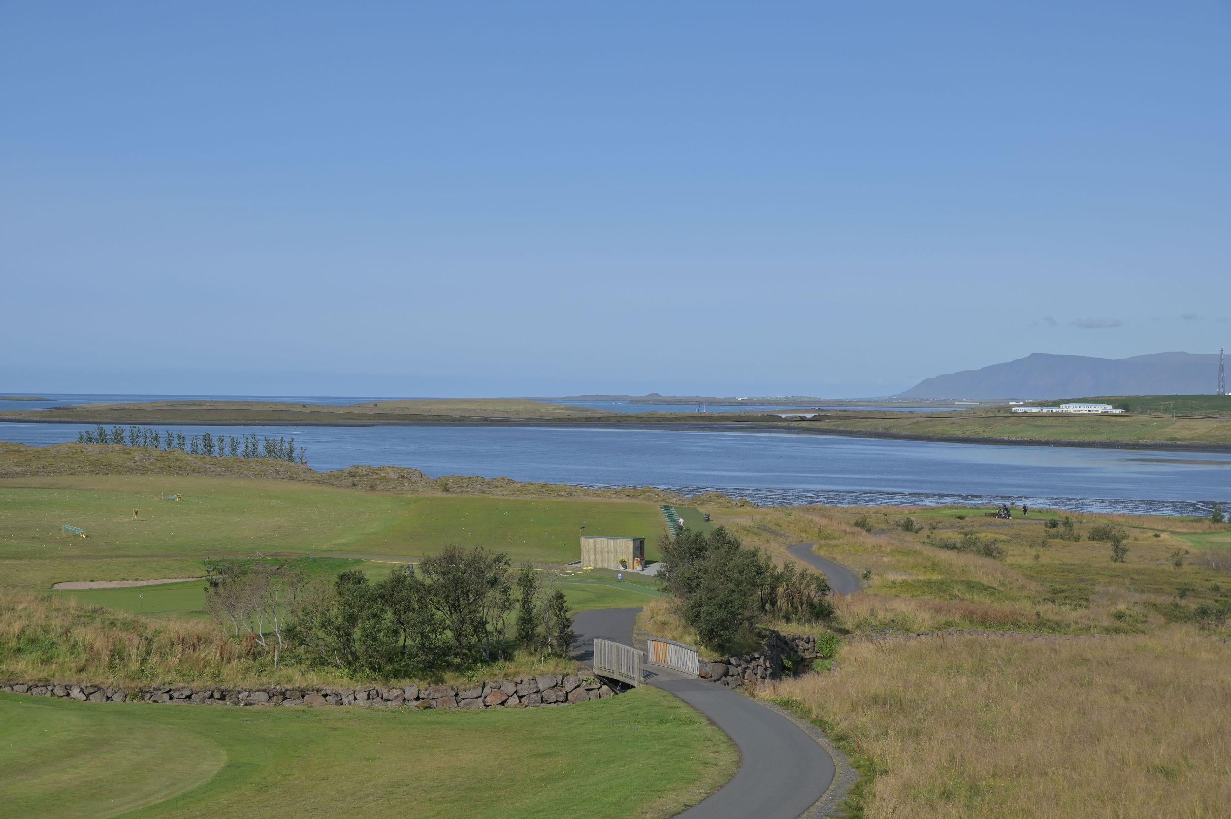 Tölvugerð mynd af Sundabraut, séð frá golfvellinum við Leiruvog í Mosfellsbæ.