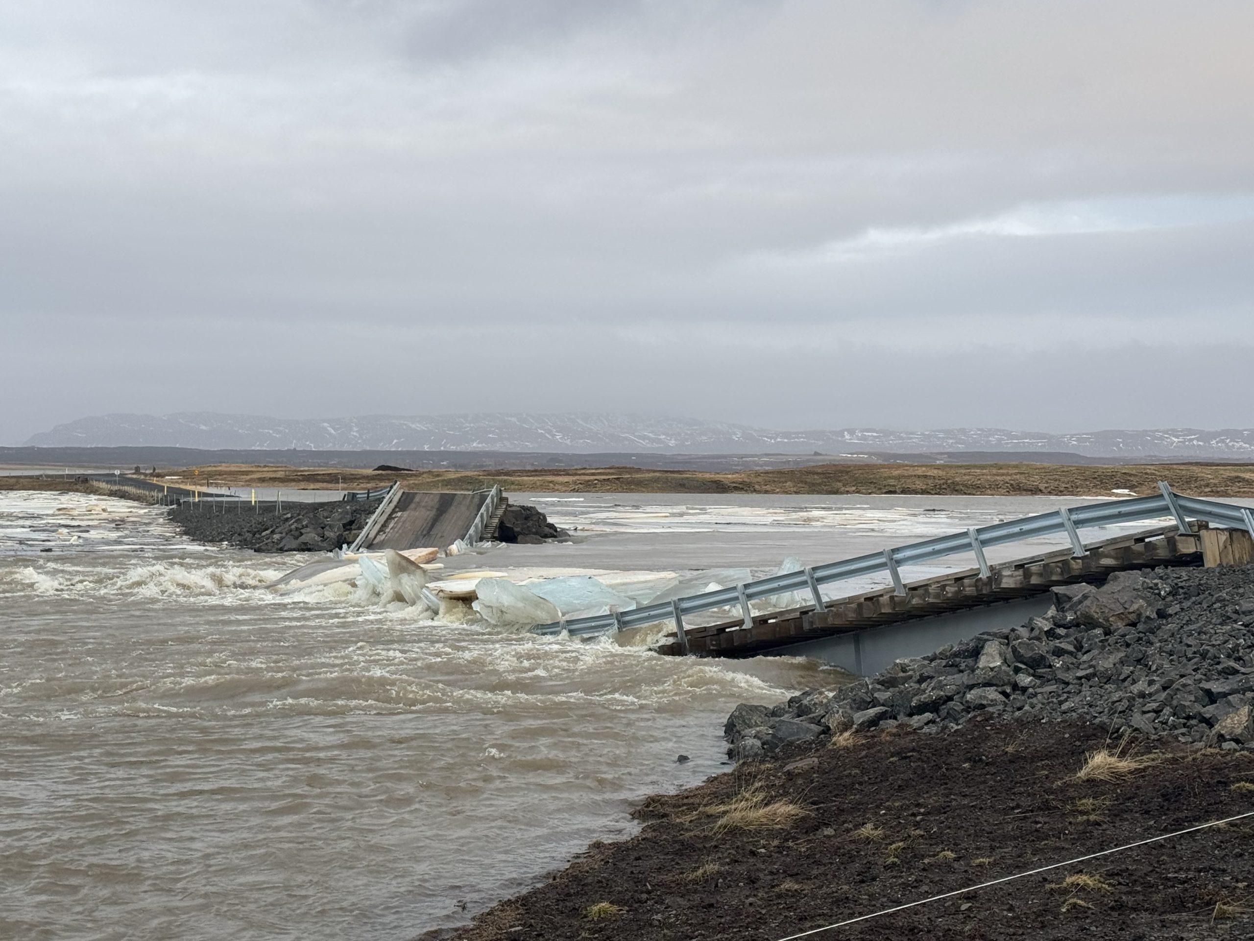 Bráðabirgðabrú yfir Ferjukotssíki er illa farin.