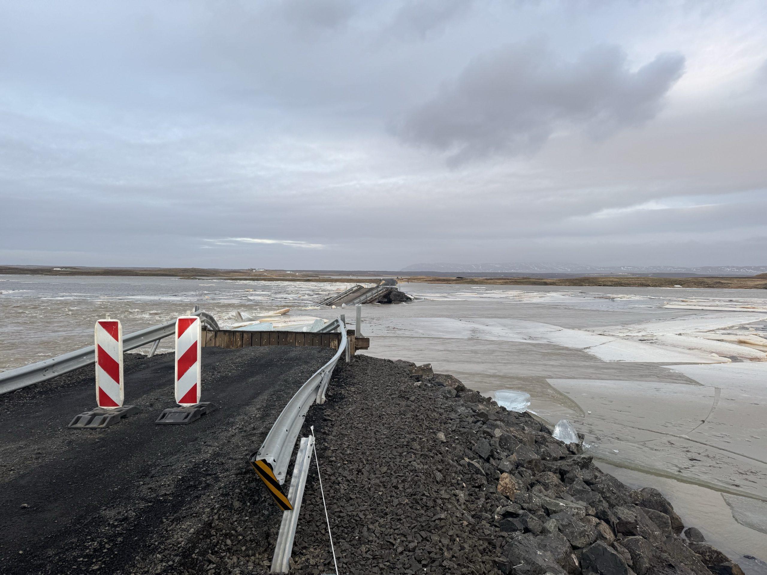 Líklegt jakahlaup hefur að öllum líkindum skemmt annað millistauraokið, sem hafði þær afleiðingar að meira álag kom á næsta millistauraok, svo það gaf sig líka.