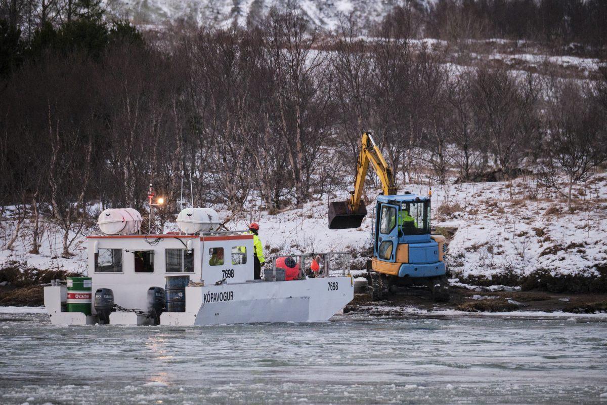 Vegagerðin notaði pramman Tröll í eigu Árna Kóps til að flytja rannsóknabúnað útí Laugardælaeyju vegna framkvæmda við nýja Ölfusárbrú. Mynd/Anton Brink