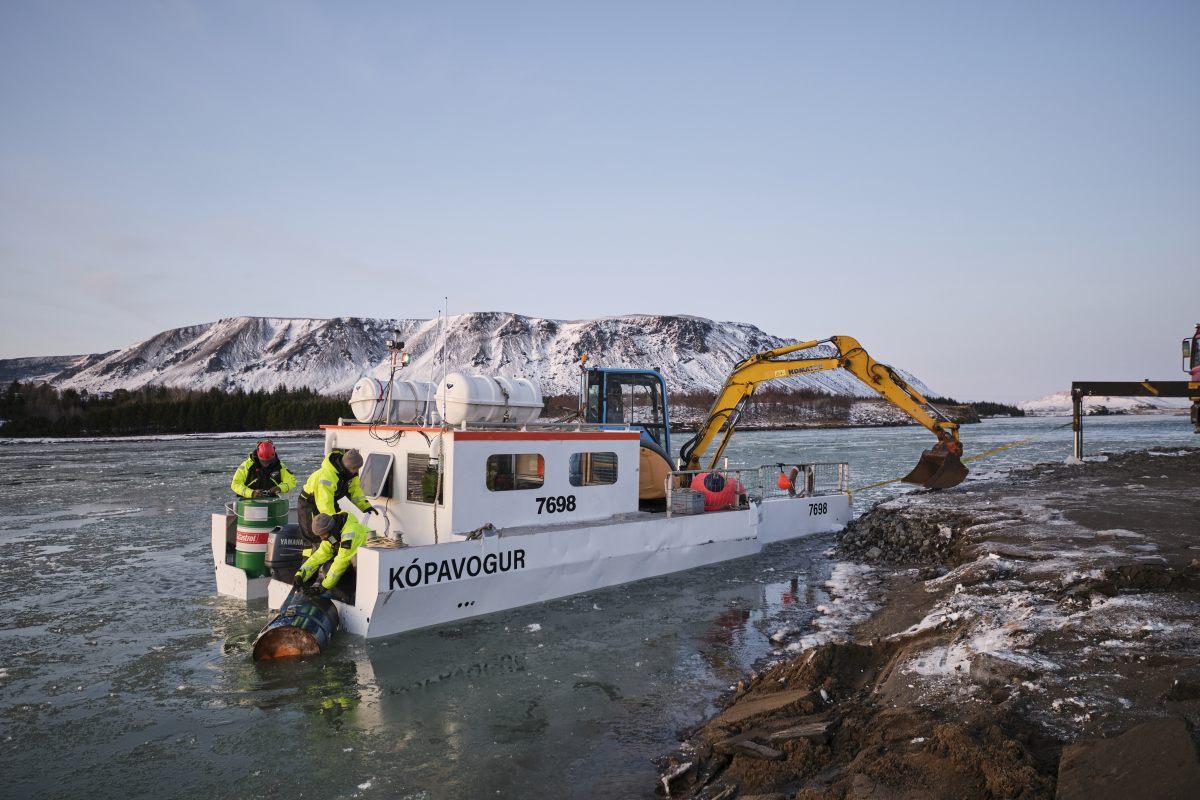 Vegagerðin notaði pramman Tröll í eigu Árna Kóps til að flytja rannsóknabúnað útí Laugardælaeyju vegna framkvæmda við nýja Ölfusárbrú. Mynd/Anton Brink