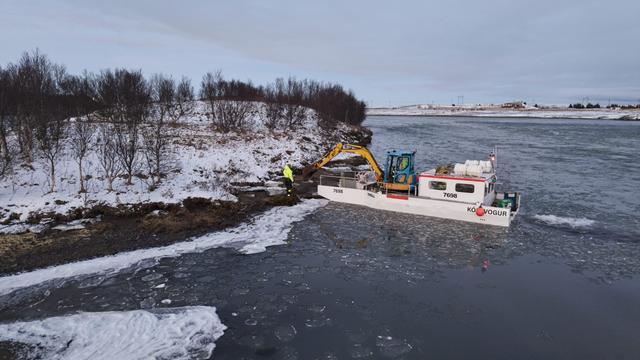 Vegagerðin notaði pramman Tröll í eigu Árna Kóps til að flytja rannsóknabúnað útí Laugardælaeyju vegna framkvæmda við nýja Ölfusárbrú. Mynd/Anton Brink