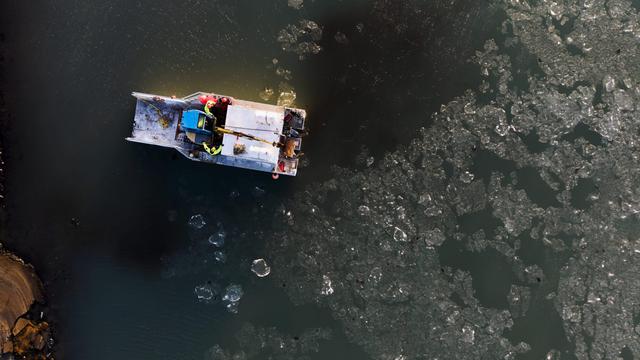 Vegagerðin notaði pramman Tröll í eigu Árna Kóps til að flytja rannsóknabúnað útí Laugardælaeyju vegna framkvæmda við nýja Ölfusárbrú. Mynd/Anton Brink