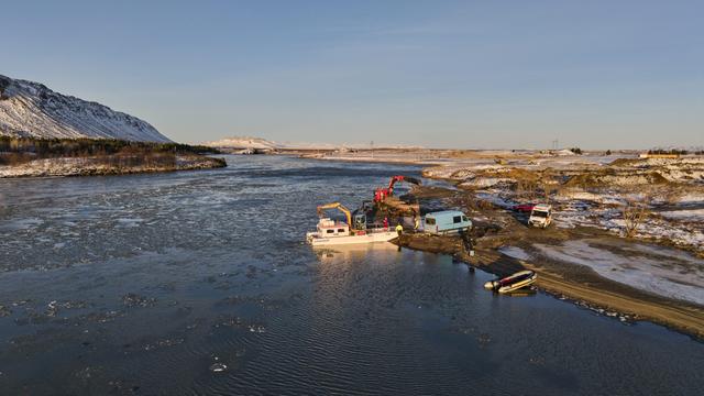 Vegagerðin notaði pramman Tröll í eigu Árna Kóps til að flytja rannsóknabúnað útí Laugardælaeyju vegna framkvæmda við nýja Ölfusárbrú. Mynd/Anton Brink