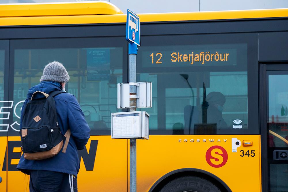 Farþegar strætó skipta um vagn í Mjódd. MYND/RÓBERT REYNISSON