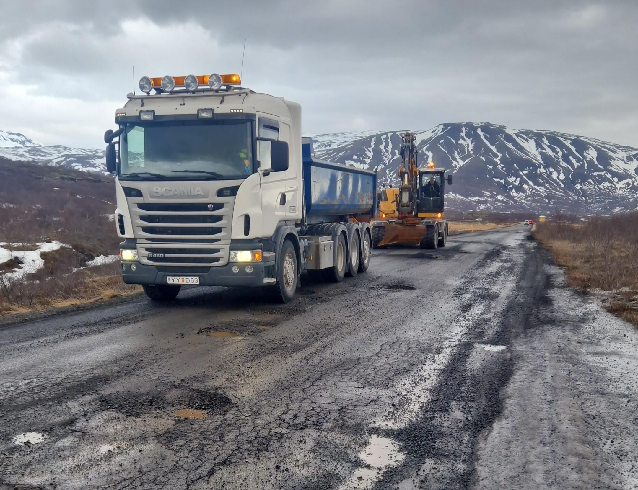 Unnið er að holuviðgerðum víða um land.