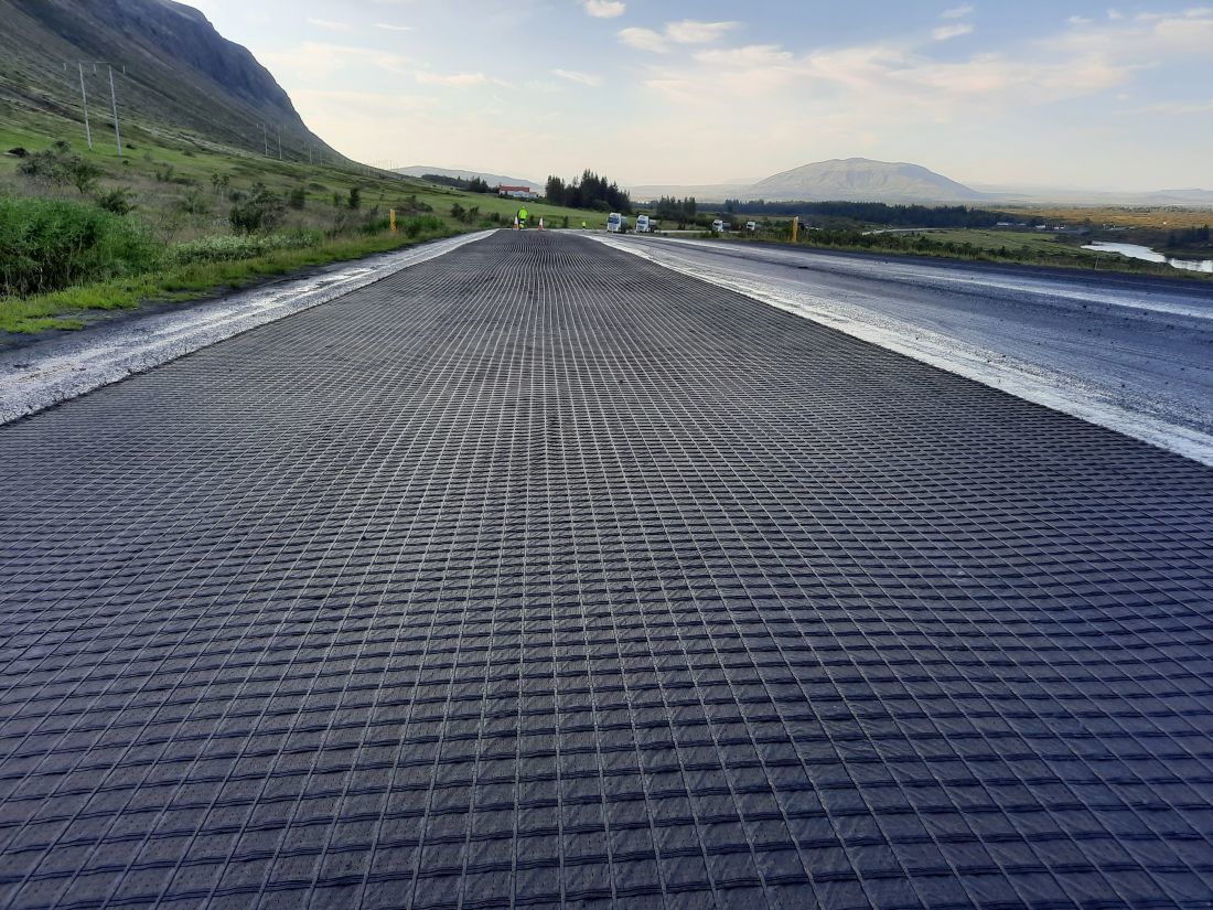 Dúkurinn er trefjadúkur sem virkar sem eins konar járngrind milli bundinna slitlaga.
Dúkurinn er trefjadúkur sem virkar sem eins konar járngrind milli bundinna slitlaga.