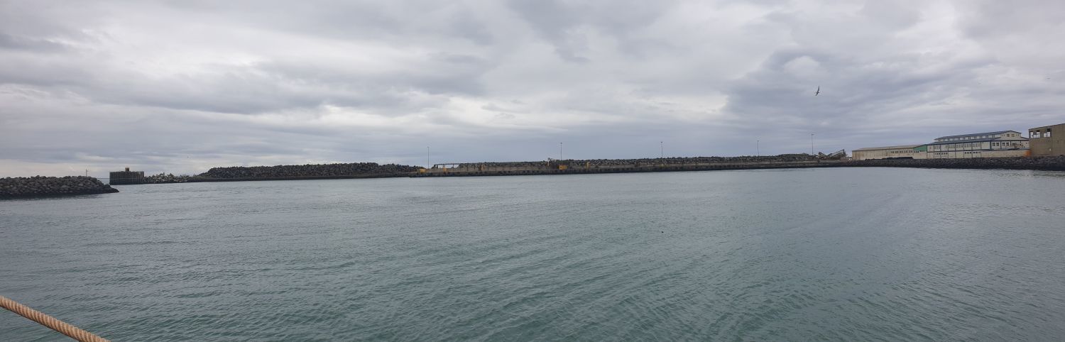 Unnið er að lengingu Suðurvarargarðs en Suðurvararbryggju verður snúið 35 gráður.