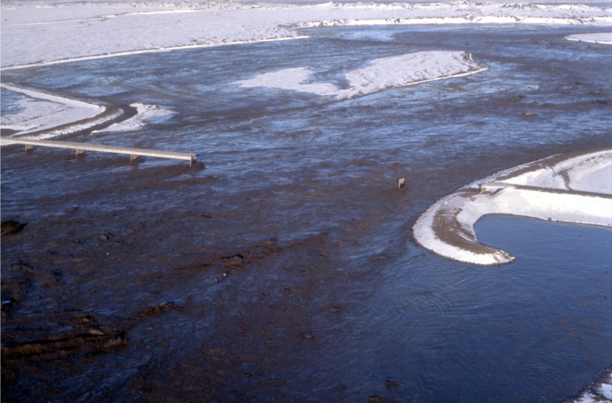 Á fyrstu klukkutímunum sópaðist brúin á Gígjukvísl í burt, en hún var 330 metra löng.