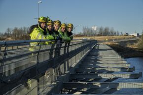Brúarvinnuflokkur Vegagerðarinnar sér um uppsetningu göngubrúarinnar.