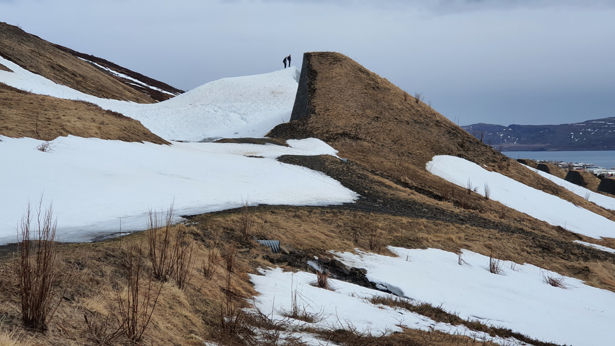 Á málþinginu verður sjónum beint að áhrifum snjóflóða og snjóflóðavarna á samfélög á hættusvæðum.
