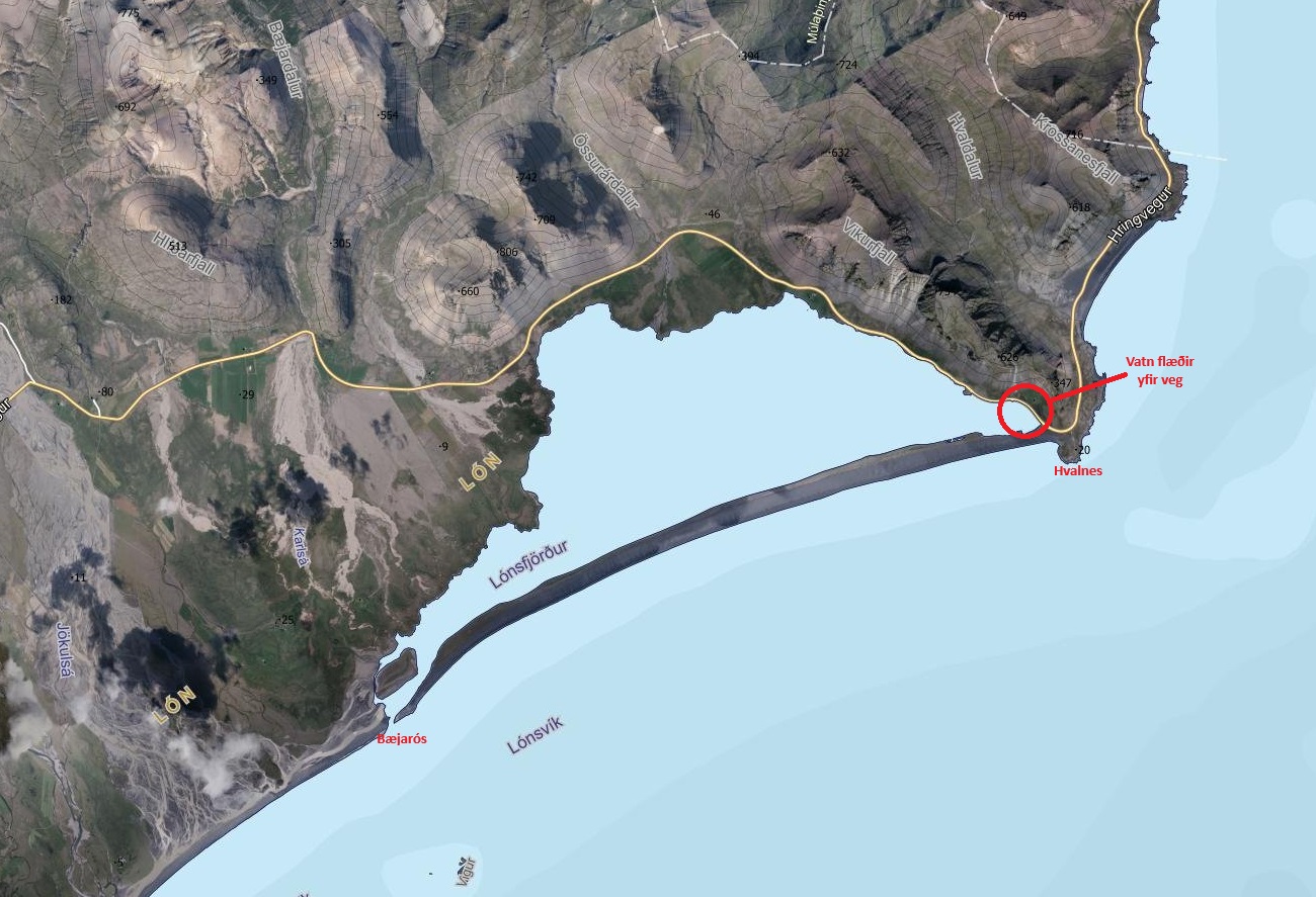 Kort sem sýnir Lónsfjörð. Vestan megin við fjörðinn er Bæjarós og austan megin Hvalnes. Grafan þarf að aka frá Hvalnesi eftir fjörunni 14 km leið að Bæjarós.