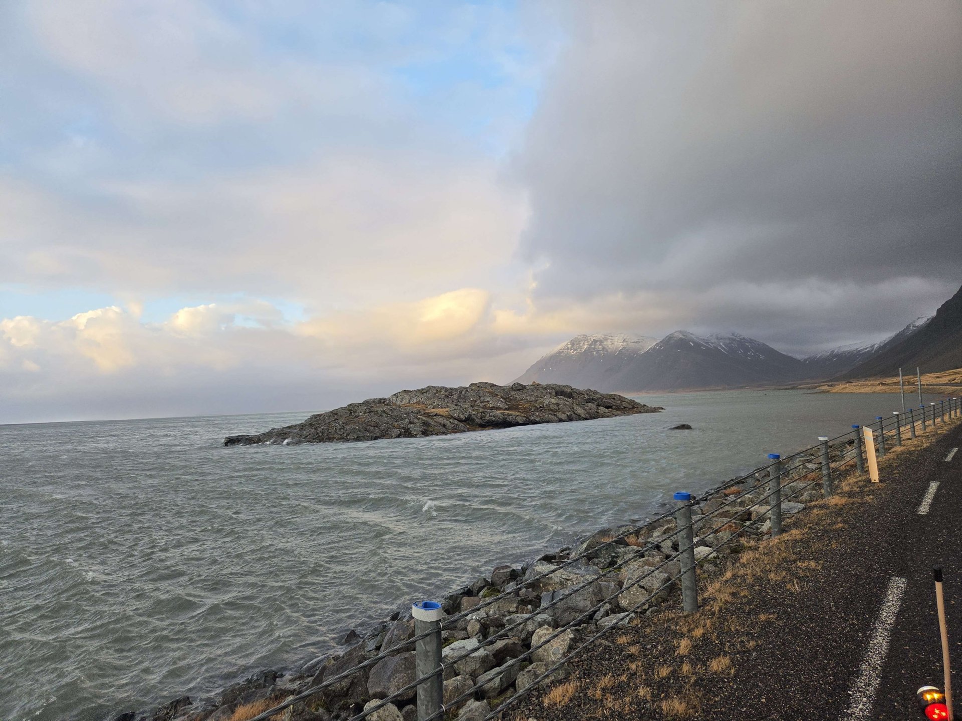 Þegar ákveðinn klettur hefur breyst í eyju vita starfsmenn Vegagerðarinnar að Bæjarósinn hefur stíflast.