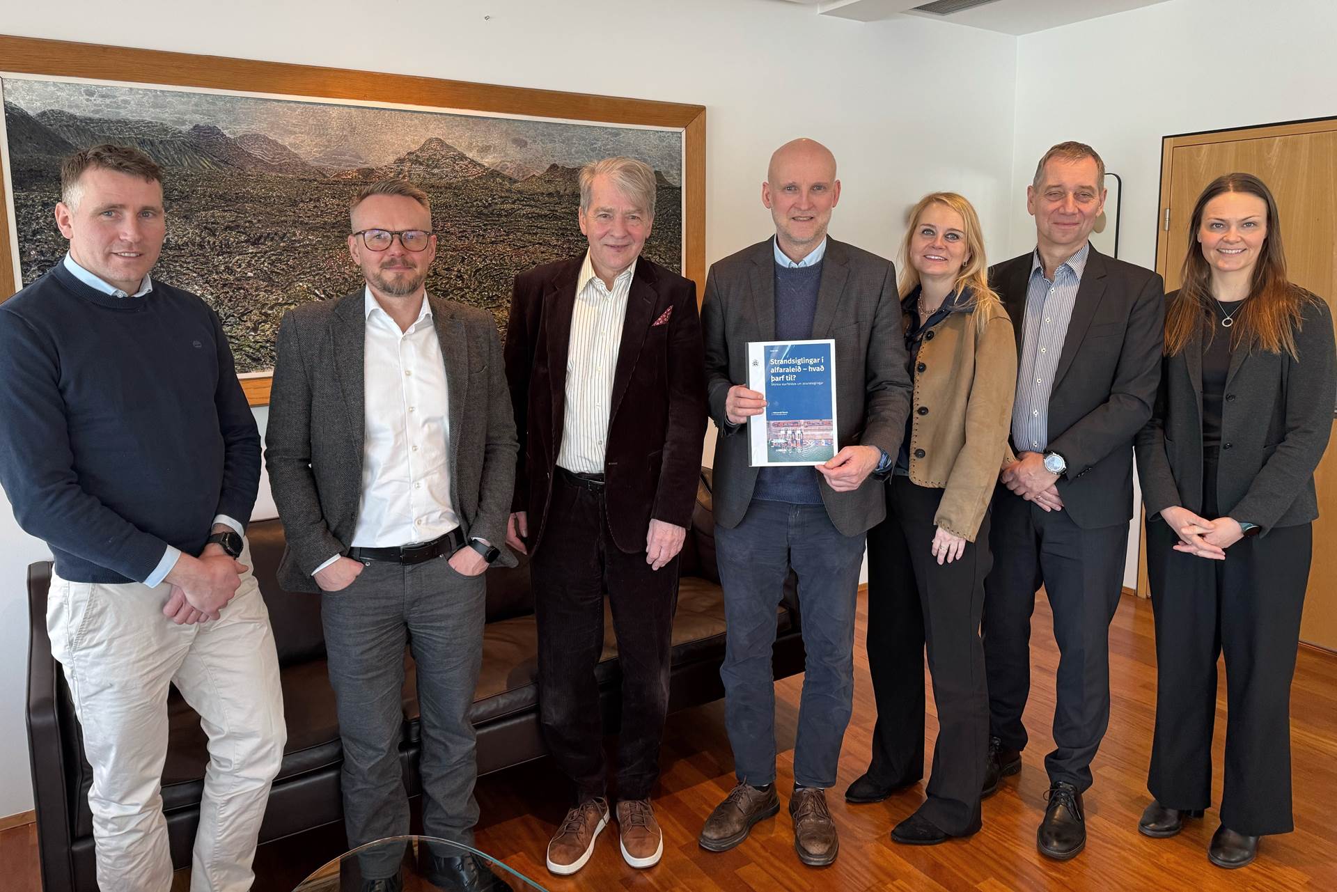 Starfshópurinn afhendir innviðaráðherra skýrslu sína. Frá vinstri eru Fannar, Benedikt, Magnús, Eyjólfur, Sóley, Jón Gunnar og Katrín.