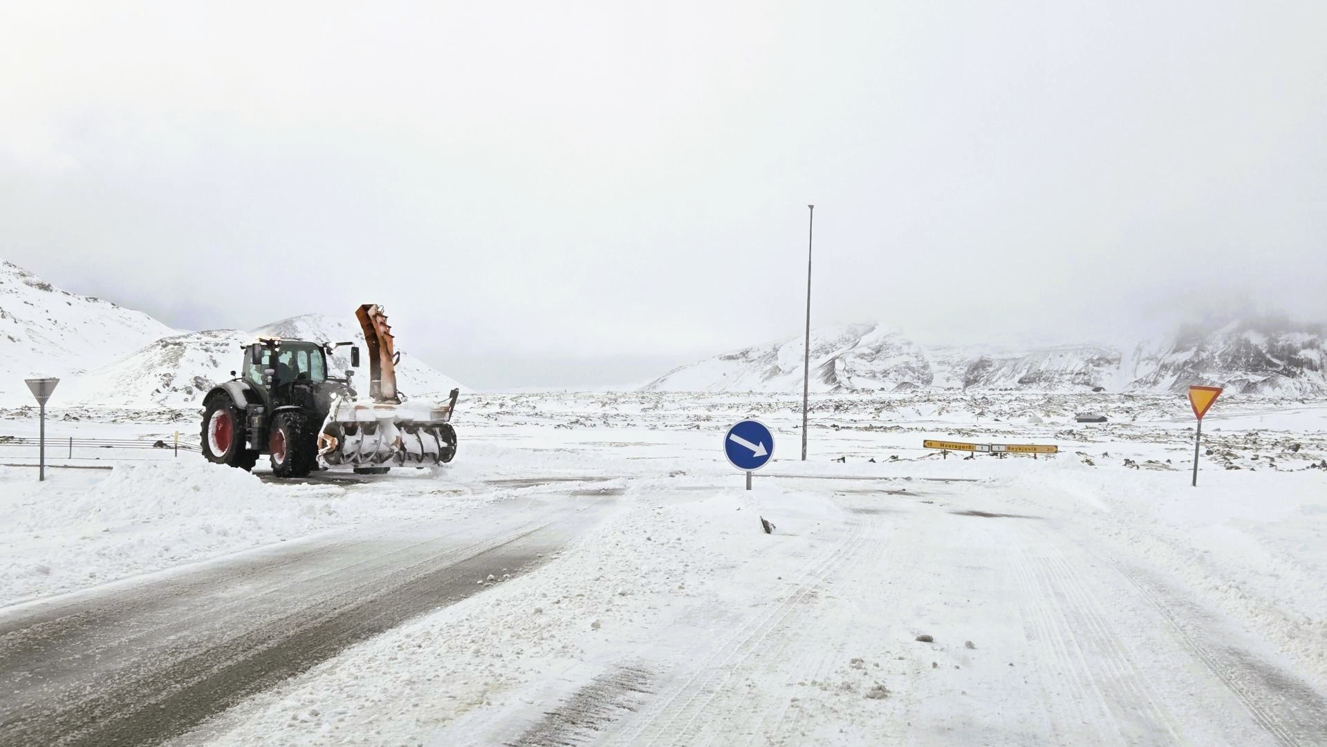 Umferðin er þung og hálka víða.