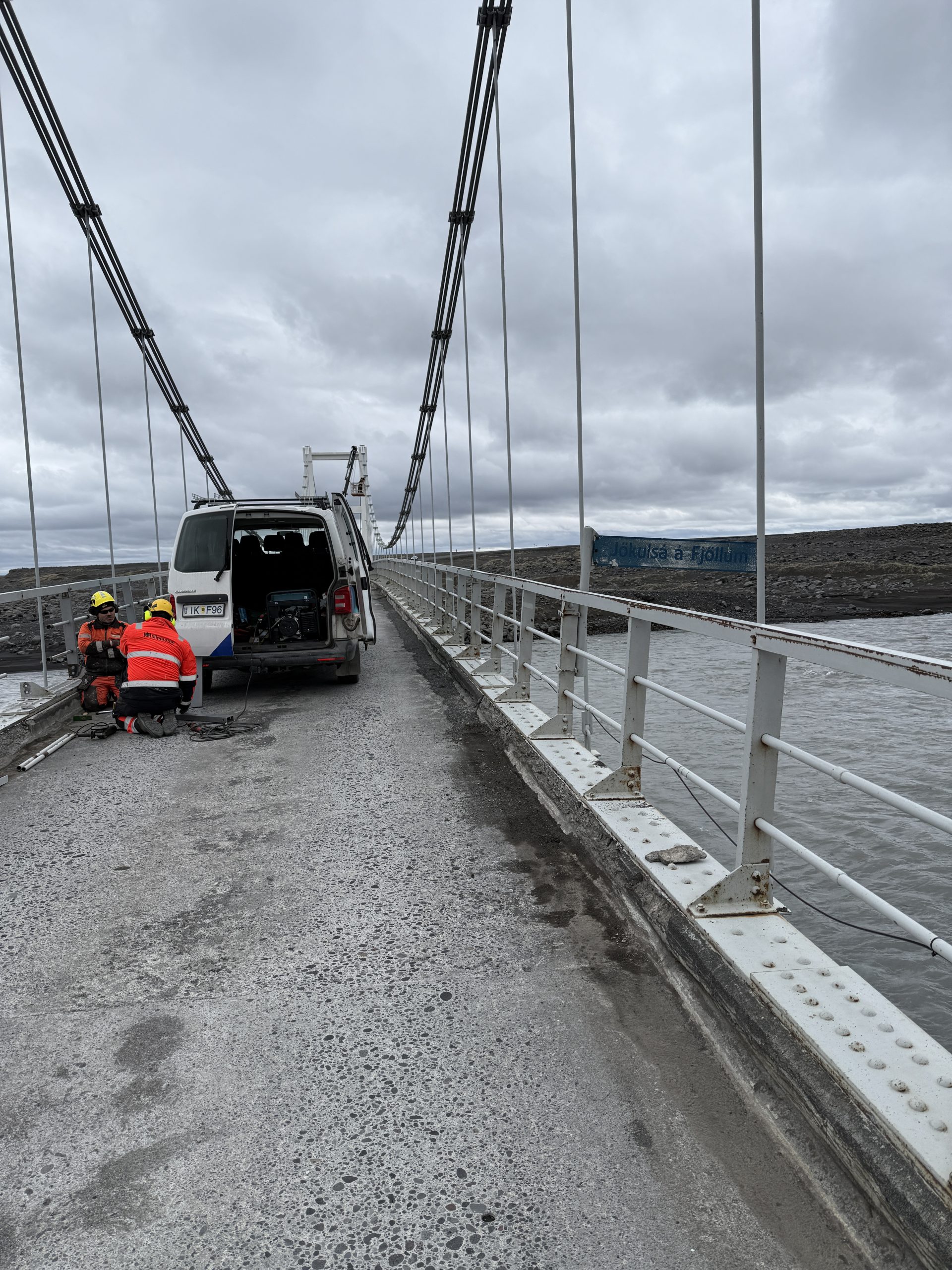 Frá vinnu við brúna.