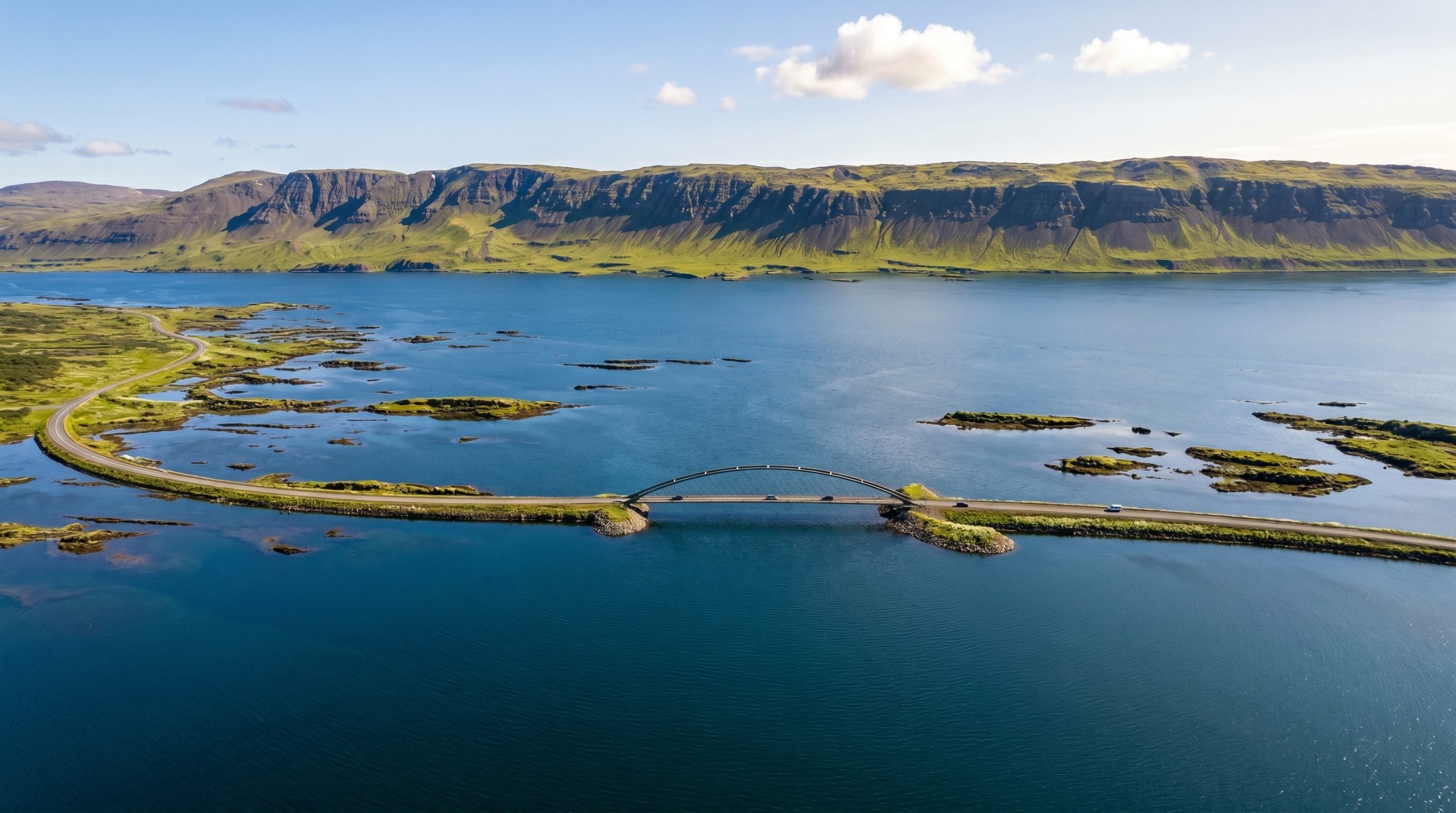 Tölvugerð mynd af nýrri bogabrú yfir Djúpafjörð.