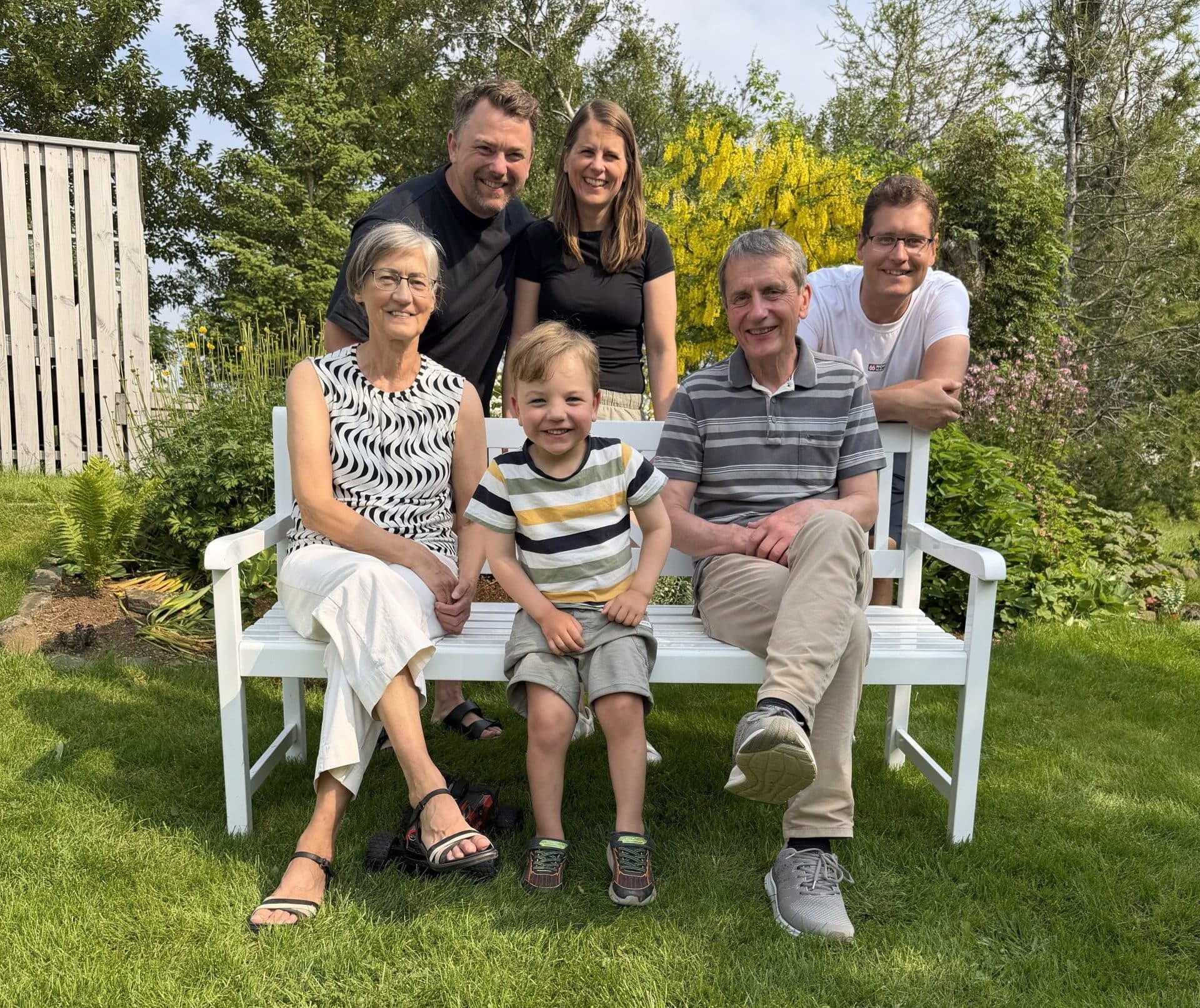Hjónin Lára og Sveinn með dóttursoninn Alvar á milli sín. Í aftari röð eru systkinin Berglind Ösp og Andri Rafn ásamt Gustaf, eiginmanni Berglindar.