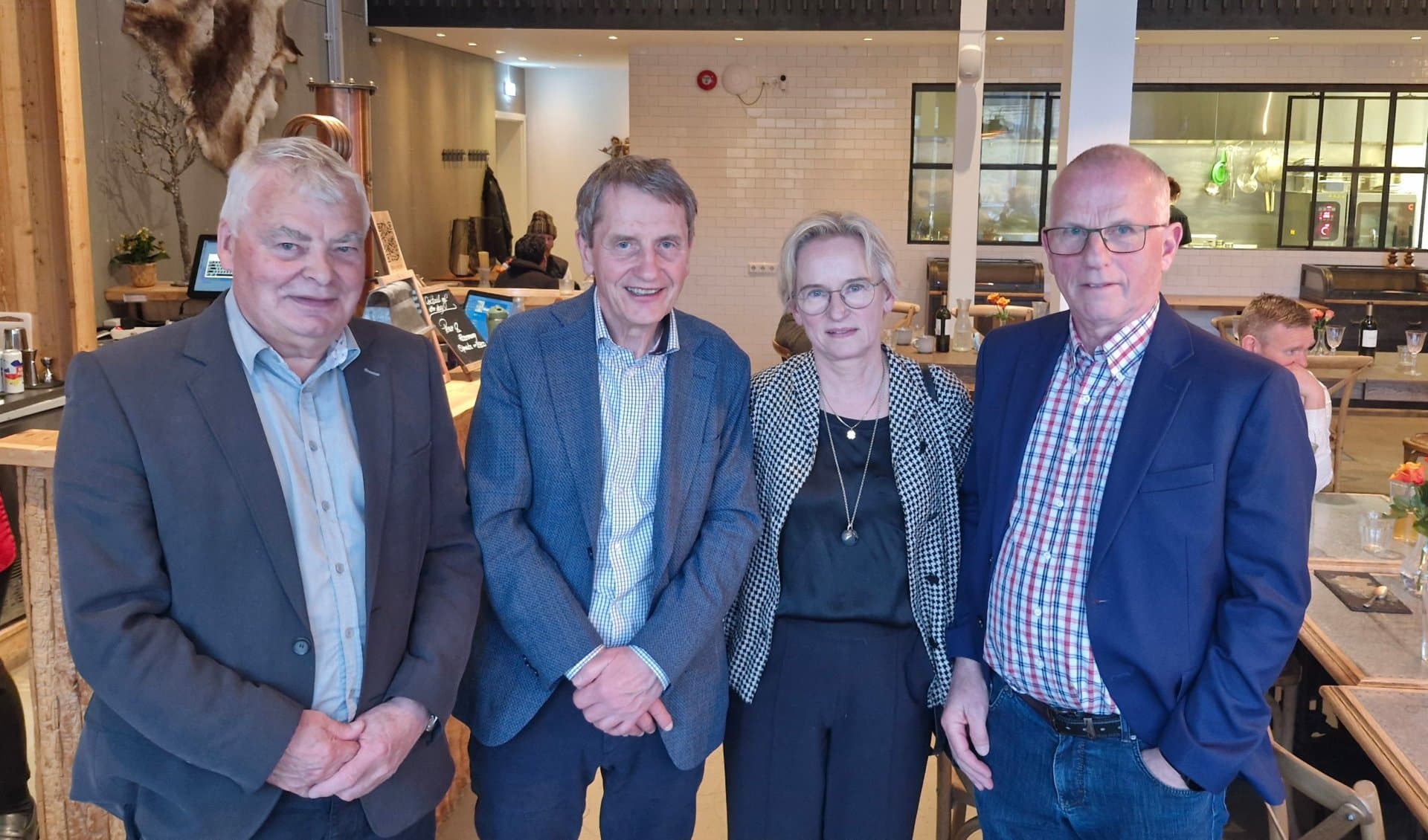 Sveinn með Bergþóru Þorkelsdóttur, forstjóra Vegagerðarinnar, og tveimur samstarfsmönnum sínum til margra ára, Reyni Gunnarssyni fyrrverandi þjónustustjóra á Höfn í Hornafirði og Ara B. Guðmundssyni, fyrrverandi yfirverkstjóra á Reyðarfirði.