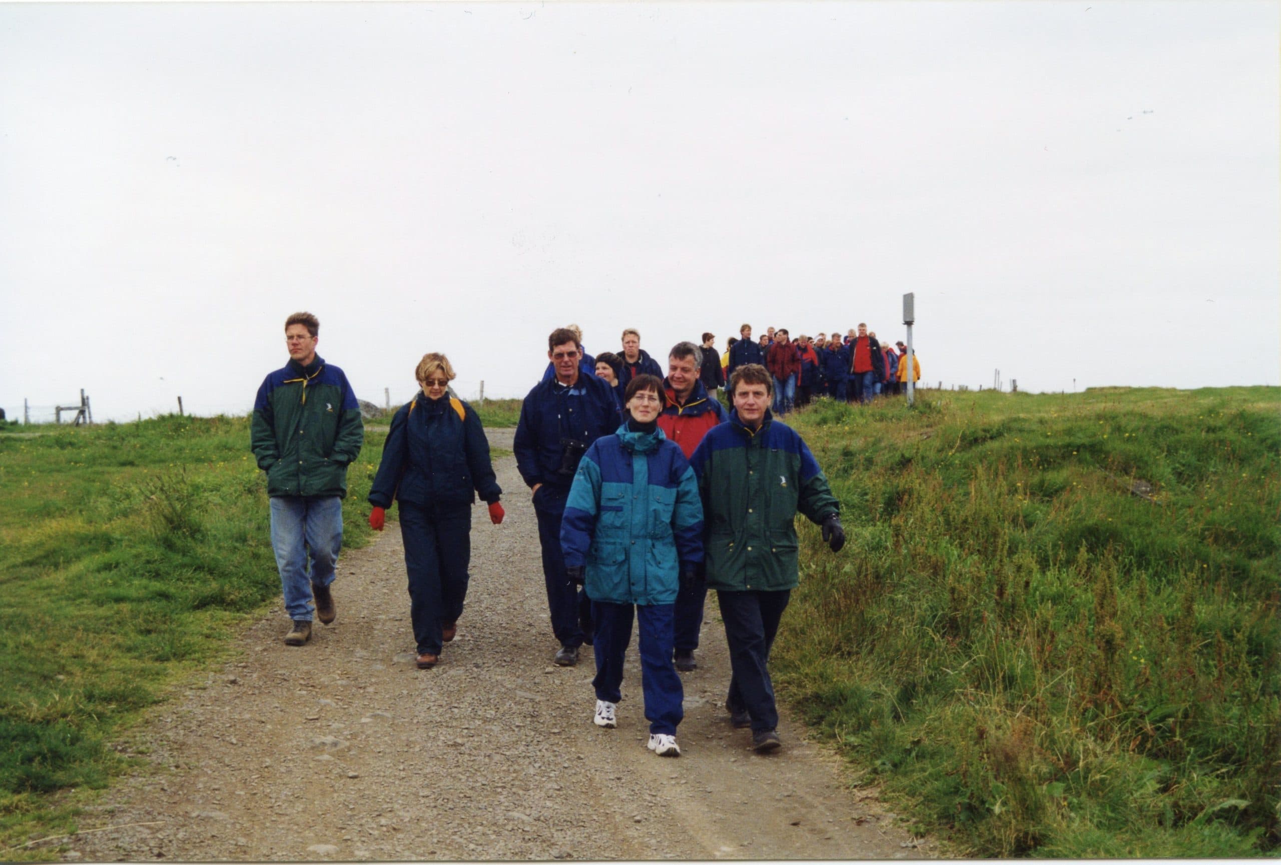 Sveinn og Lára ganga fremst í ferð sem farin var í Flatey árið 1999 sem hluti af fundi raungreinafólks hjá Vegagerðinni.