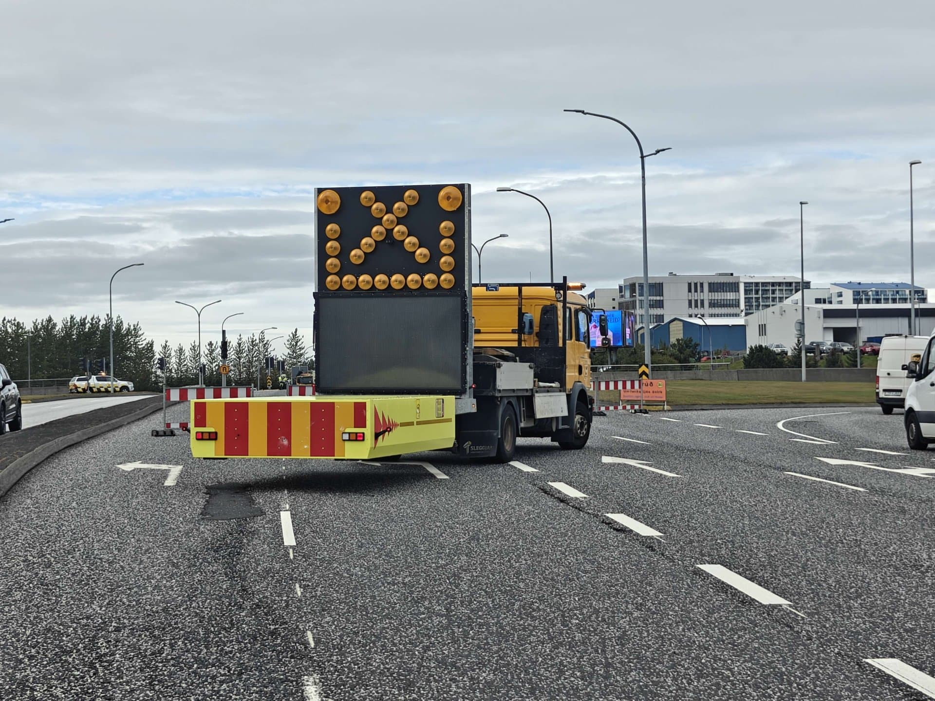 Viðgerð stendur yfir.