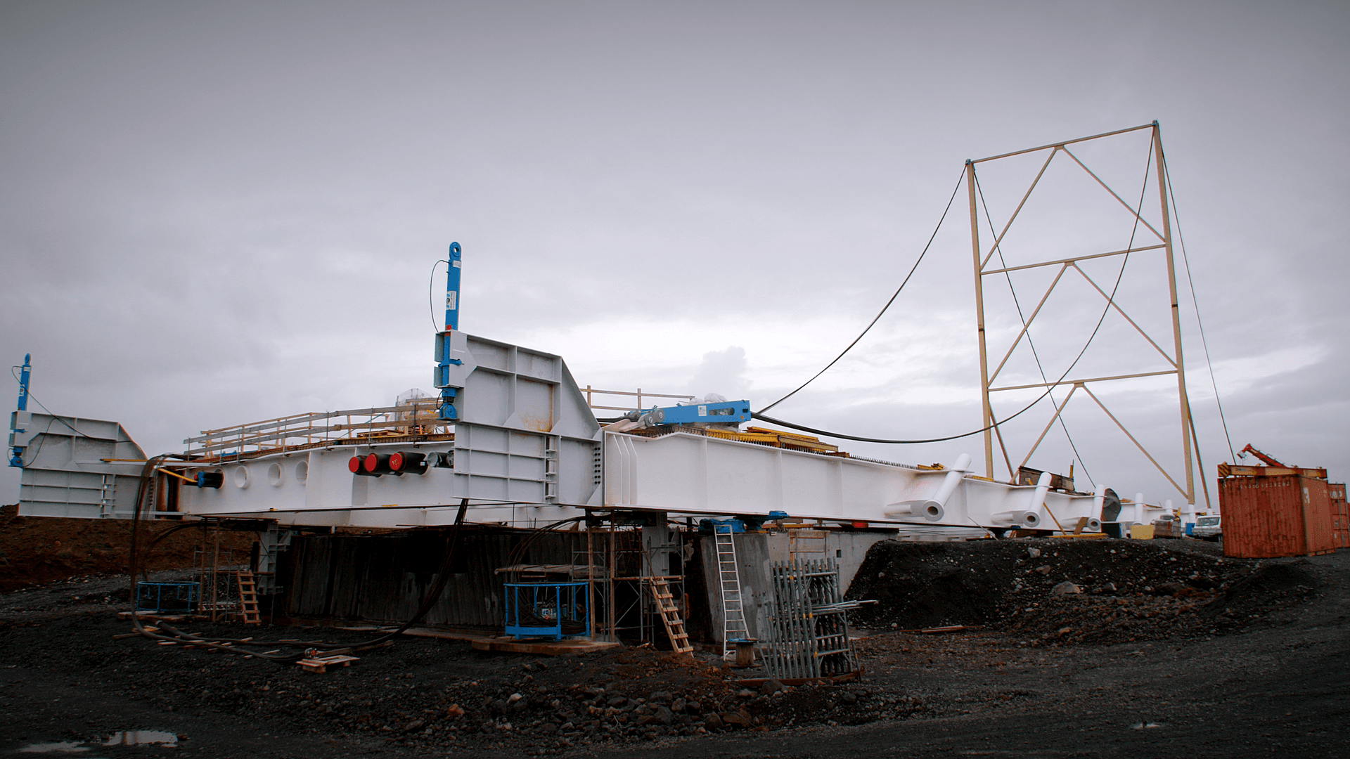Sterkir stálstrengir halda uppi framenda brúargólfsins og veita honum stuðning þegar stálvirkið verður dregið yfir Ölfusá.