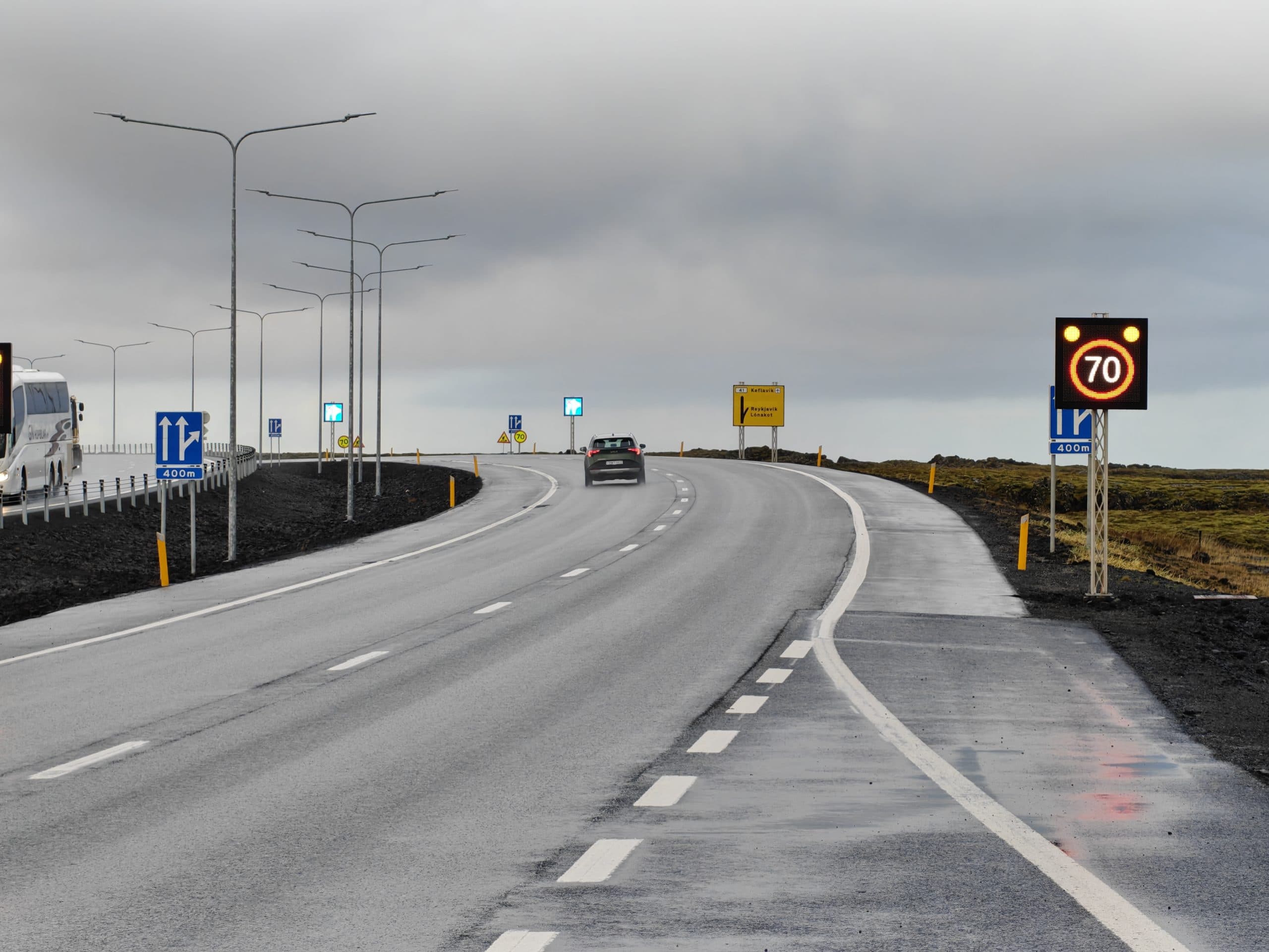 Hraðaskilti sýna lækkaðan hámarkshraða úr 90 km/klst. í 70 km/klst.