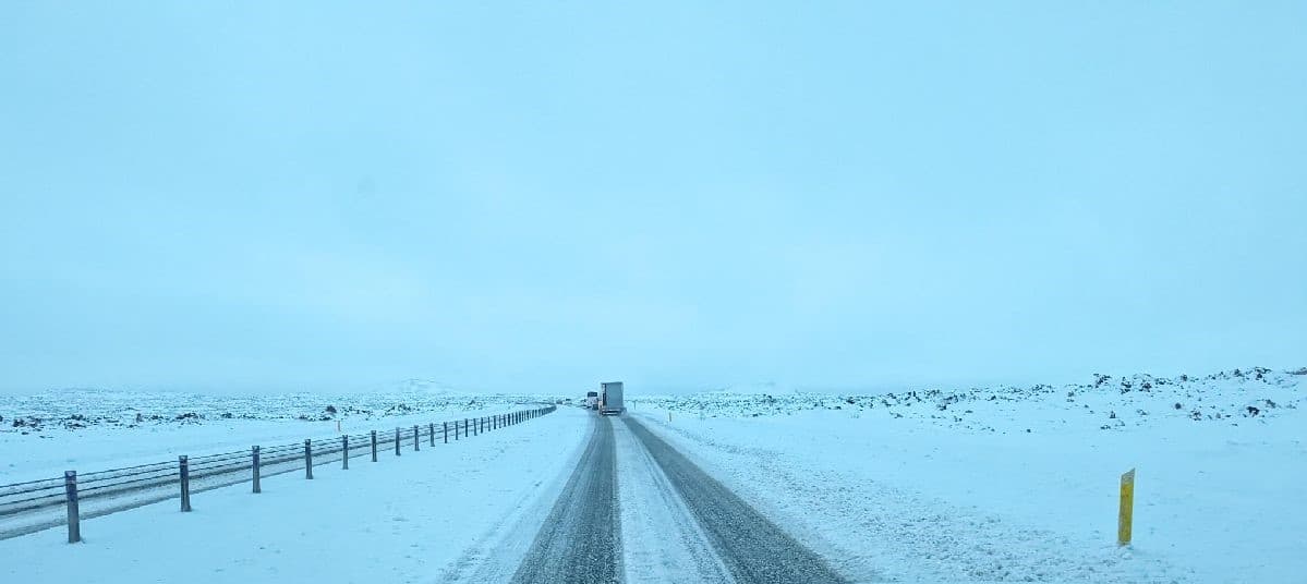 Frá Grindavíkurvegi rétt fyrir hádegi í dag.