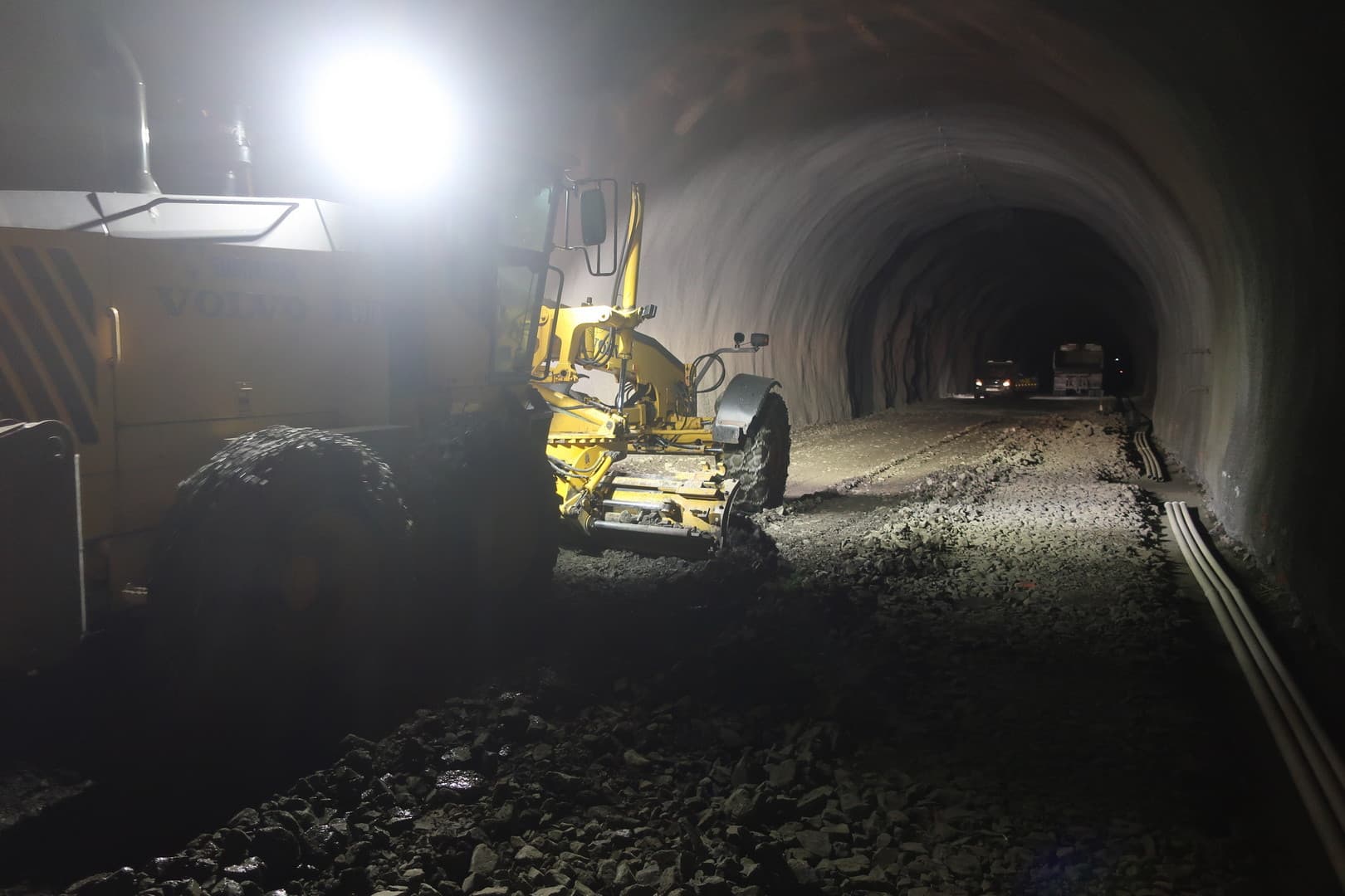 Hér er unnið að jöfnun á neðra burðarlagi í göngunum.