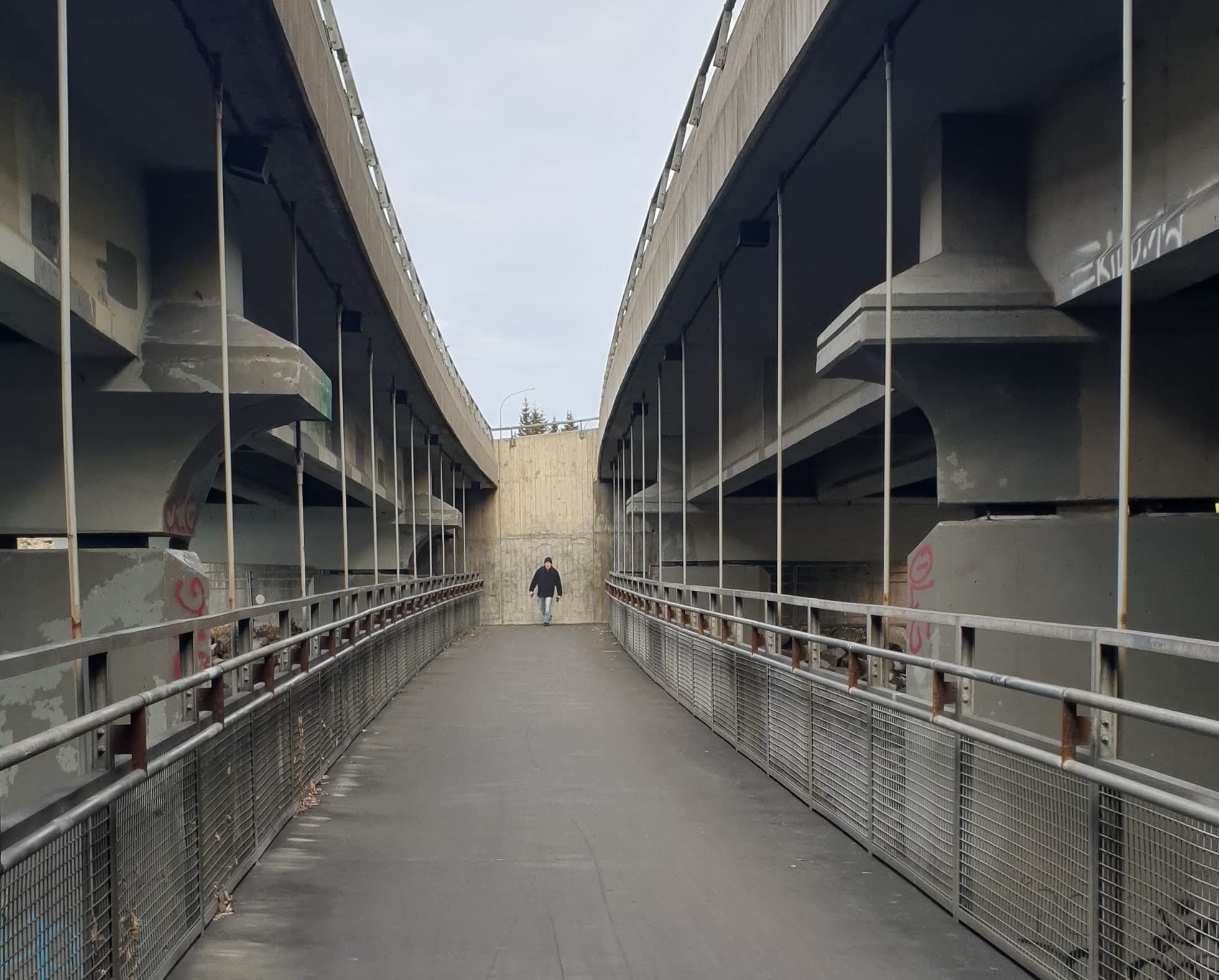 Gullinbrú göngustígur undir brúnna